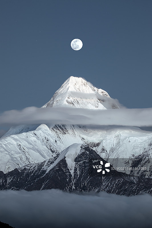 贡嘎中秋月图片素材
