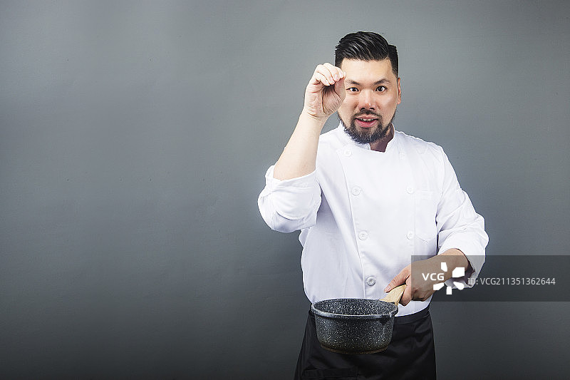 一位中国男厨师图片素材