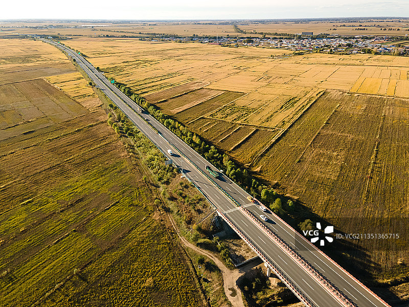 秋季穿过农田的绥满高速公路图片素材