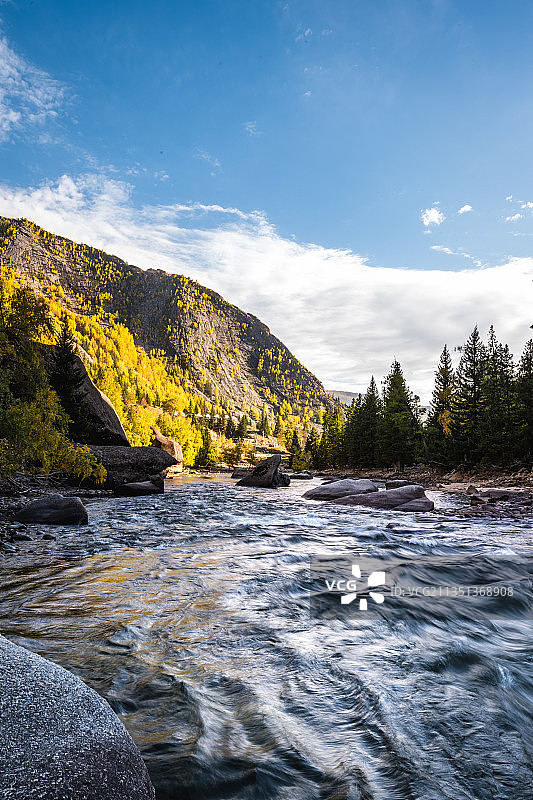 新疆阿勒泰可可托海秋天风光图片素材