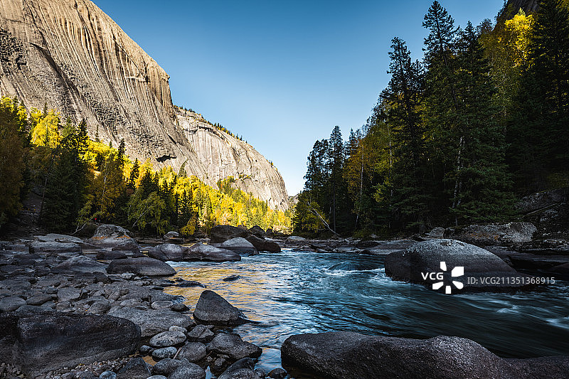 新疆阿勒泰可可托海秋天风光图片素材