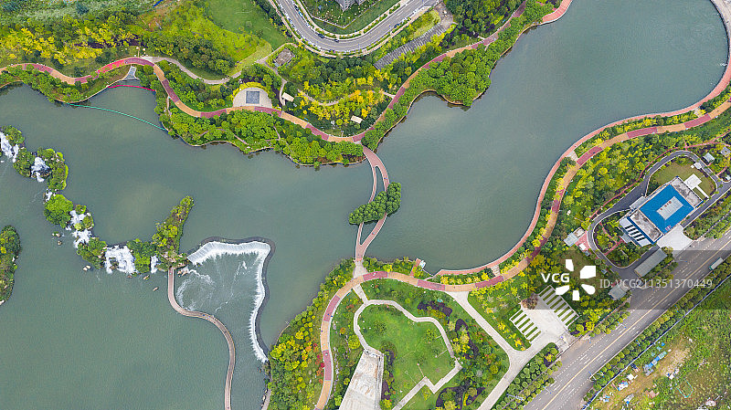 夏季的云南昆明瀑布公园风光图片素材