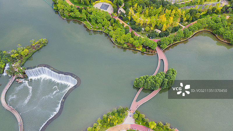 夏季的云南昆明瀑布公园风光图片素材