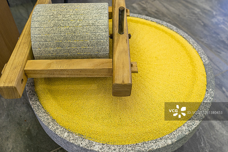 磨盘上的小米图片素材