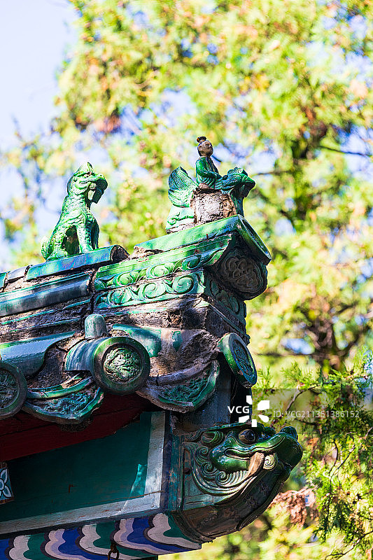 河南省郑州登封少林寺宫殿筑屋顶神兽与琉璃瓦、特写、局部、蓝天图片素材