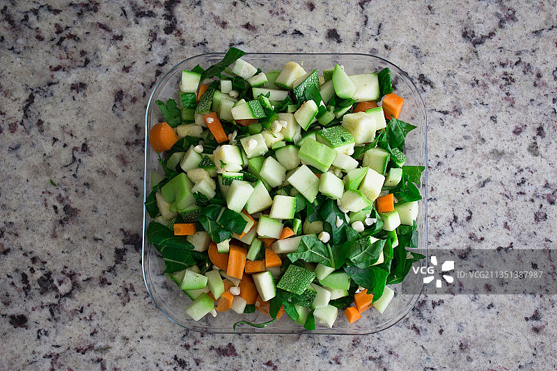 餐桌上的碗装蔬菜丁俯视图图片素材