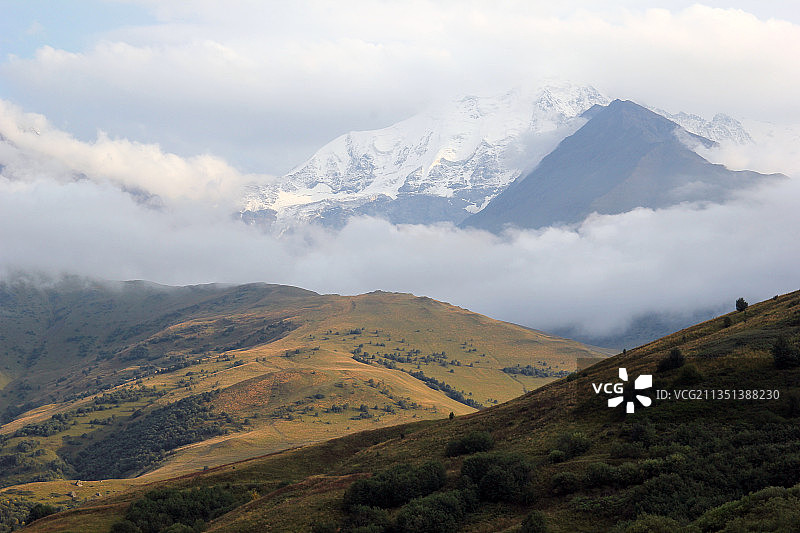 天空映衬下的山景图片素材