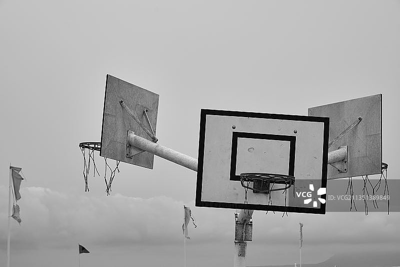 天空下的篮球架低角度景观图片素材