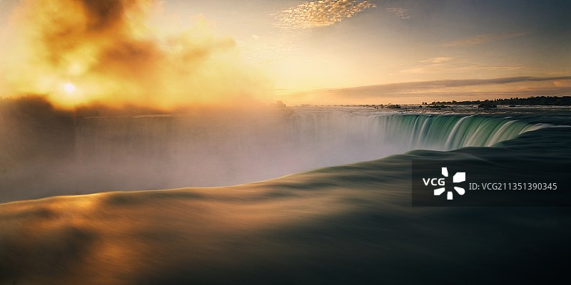 日落时分加拿大安大略省尼亚加拉瀑布美景图片素材