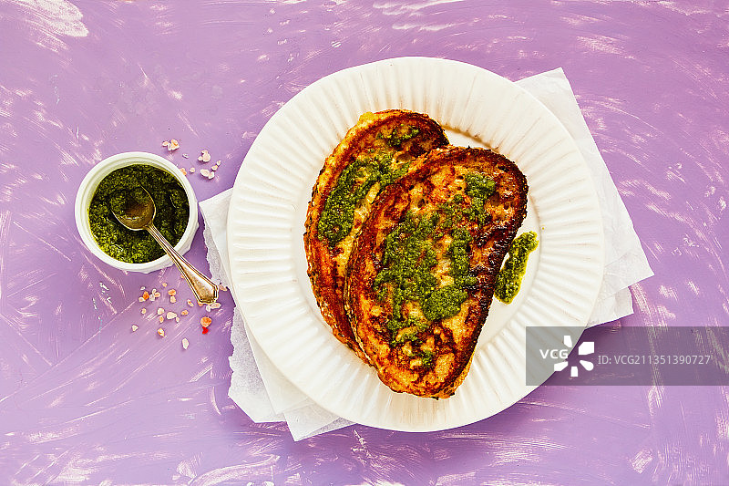 直接上方拍摄的食物在盘子上的桌子图片素材