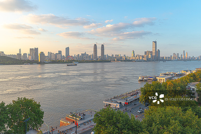 武汉长江大桥汉口江滩武昌城市全景图航拍俯瞰昙华林老城区图片素材