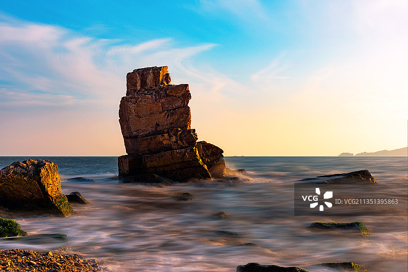 辽宁大连瓦房店旅顺口海蚀地貌海浪礁石日落风光图片素材