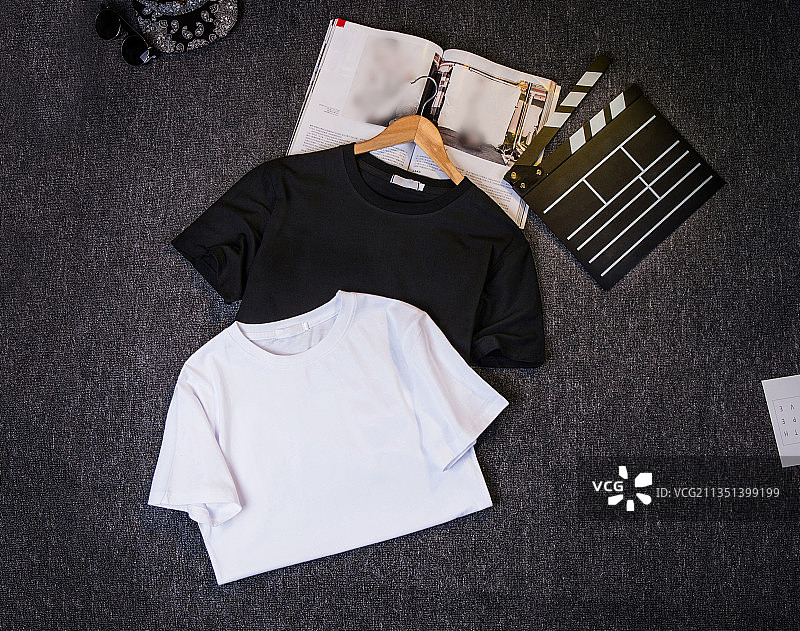 放在地毯上的短袖衣服图片素材