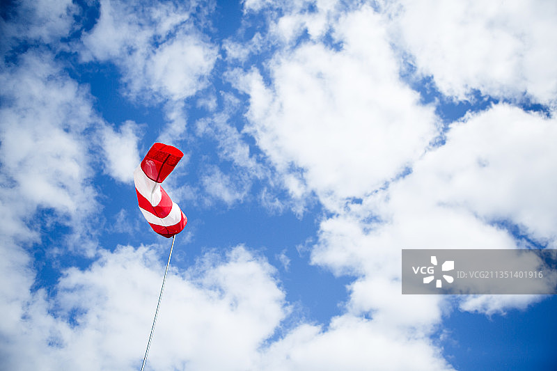 爱沙尼亚帕拉莱帕的旗帜仰视角度图片素材