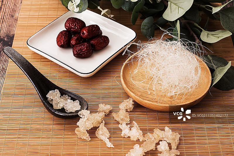 透明雪白的雪燕图片素材