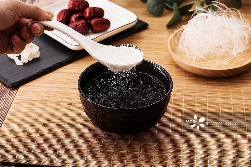 透明雪白的雪燕图片素材