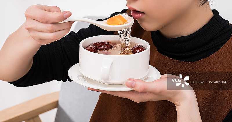 透明雪白的雪燕图片素材