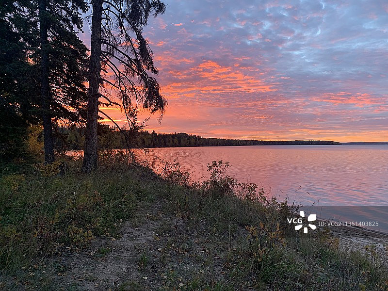 瓦斯克休湖日落时的湖光景色，加拿大图片素材