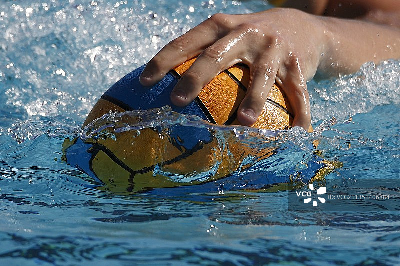 女子在泳池游泳的局部特写图片素材