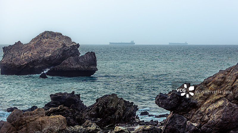 巴基斯坦晴空下海中岩石景观图片素材