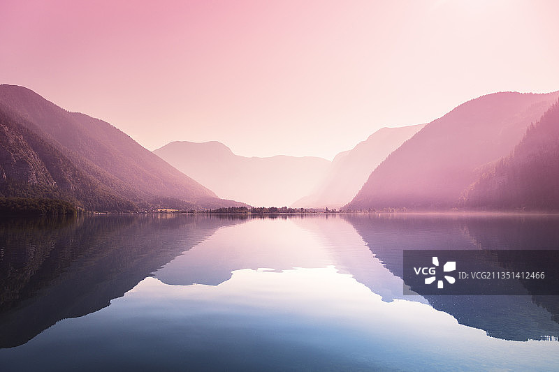 奥地利哈尔施塔特日落时分的湖光山色图片素材