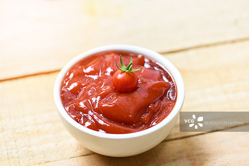 特写：桌上碗里的酱汁图片素材