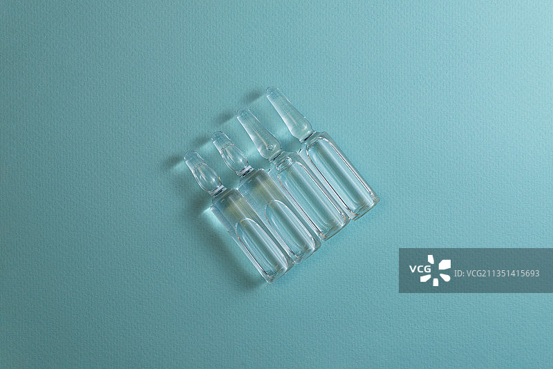 俯视镜头下的塑料瓶，背景为蓝绿色图片素材