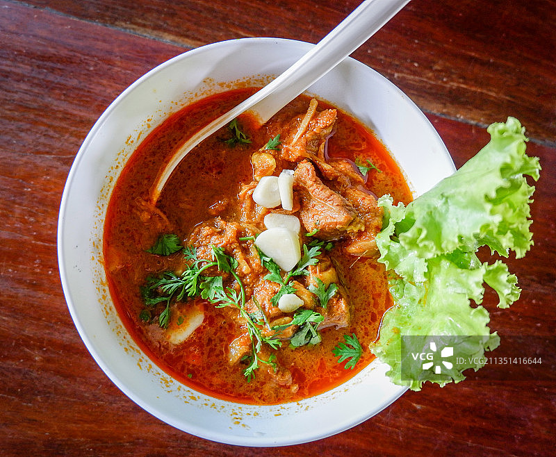 高角度的汤碗在桌上图片素材