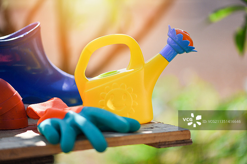 桌上浇水壶特写图片素材