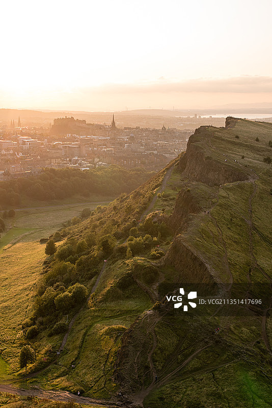 英国爱丁堡日落时分天空下建筑的俯视角度图片素材