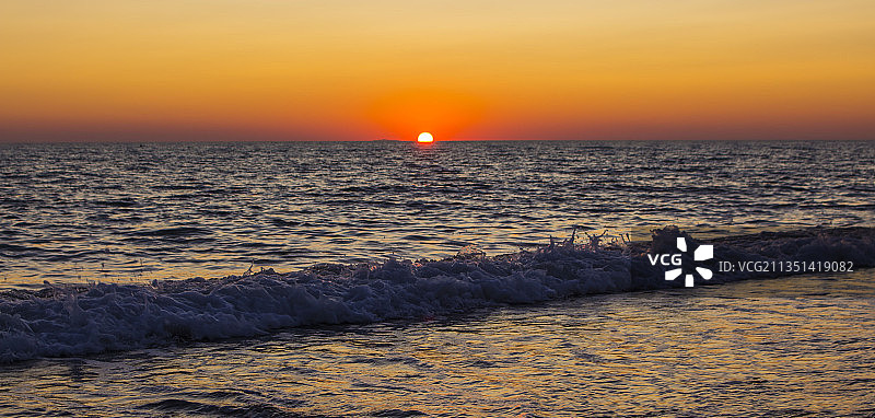 意大利利沃诺省滨海比博纳日落时分的海景图片素材
