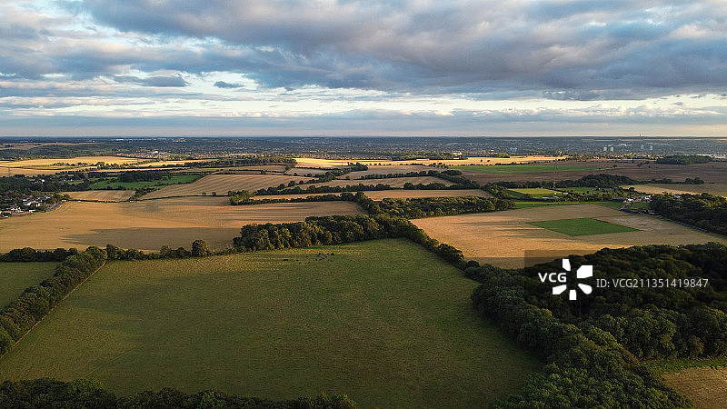 英国哈灵顿天空下的农田航拍景色图片素材