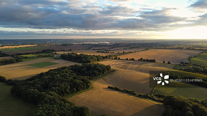 英国哈灵顿天空下的农田航拍景色图片素材