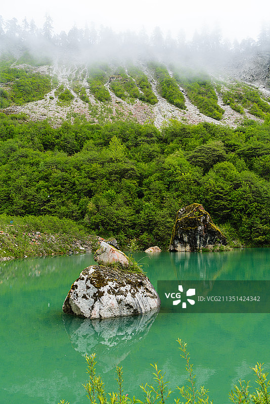 中国四川省海螺沟林公园的湖水图片素材