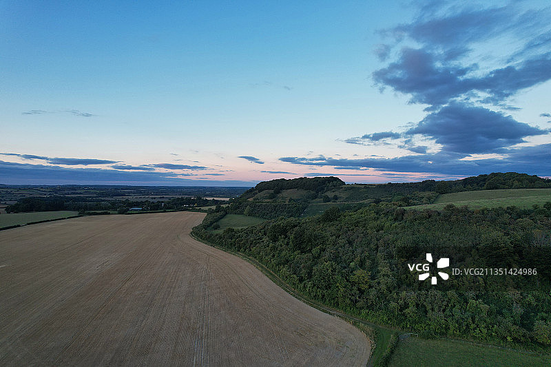 英国哈灵顿日落时分，田野公路美景图片素材