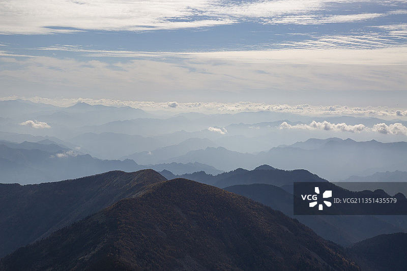 太白山上俯看层峦叠嶂图片素材