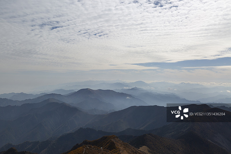 秋天清晨高视角下的太白山连绵山峰图片素材
