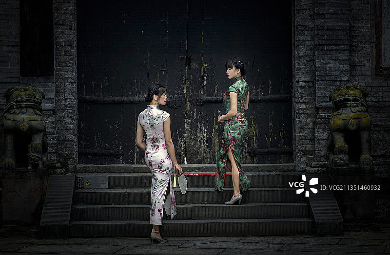 两位穿着旗袍的女人在成都大邑县安仁古镇的一座古宅门前图片素材