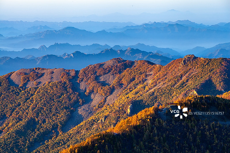 清晨雾灵山山巅俯瞰山间晨雾图片素材