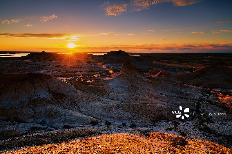 福海县附近的一处无名的雅丹群的日落图片素材