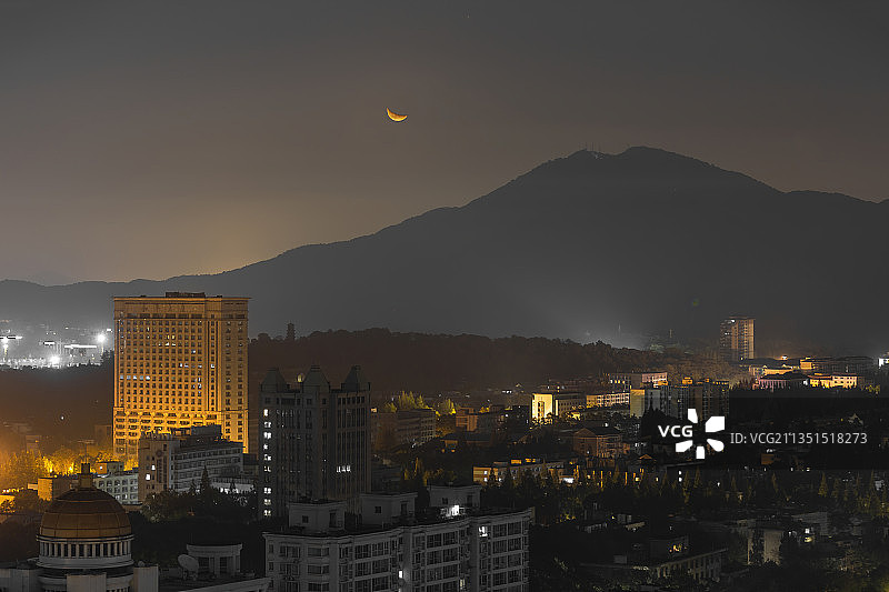 半个月亮爬上来图片素材