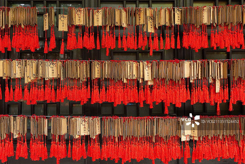 红色流苏的祈福，许愿牌图片素材