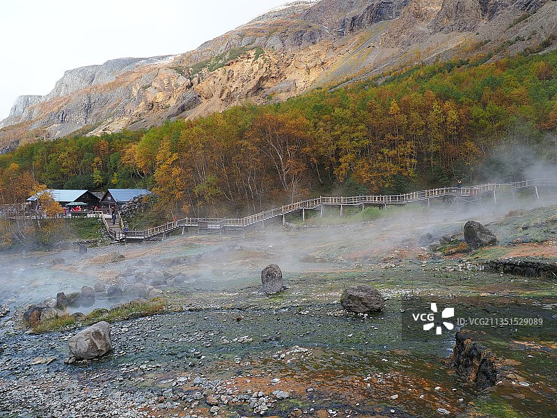 长白山聚龙泉——秋色雪山温泉同框图片素材