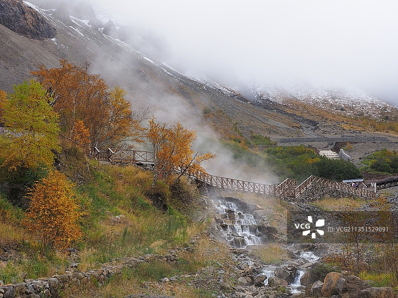 长白山聚龙泉——秋色雪山温泉同框图片素材