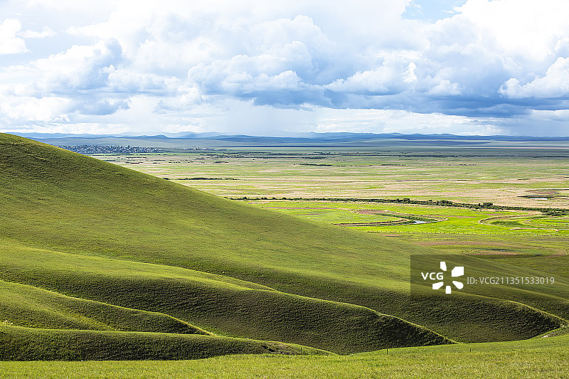 晴空下呼伦贝尔大草原的线条与纹理图片素材