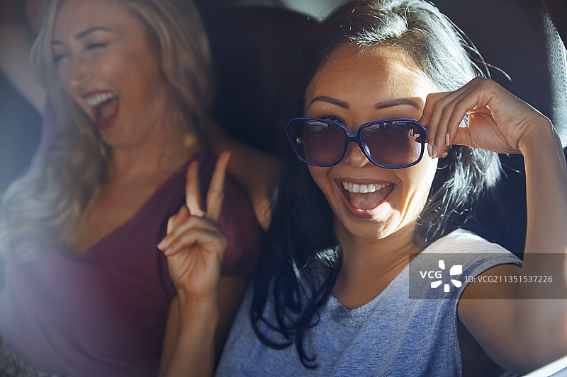 两位女士在汽车后座开心玩耍图片素材