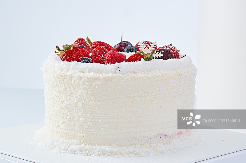 鲜水果椰蓉雪花生日蛋糕图片素材