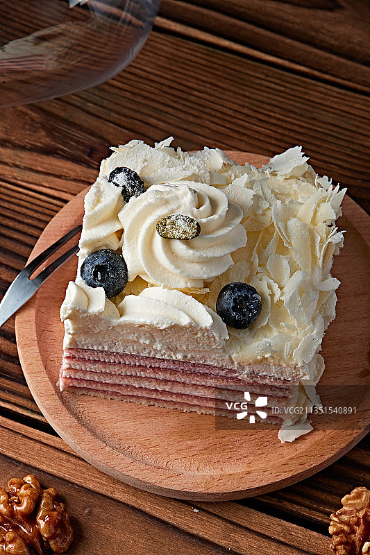 蓝莓白巧克力鲜奶慕斯榴莲蛋糕图片素材