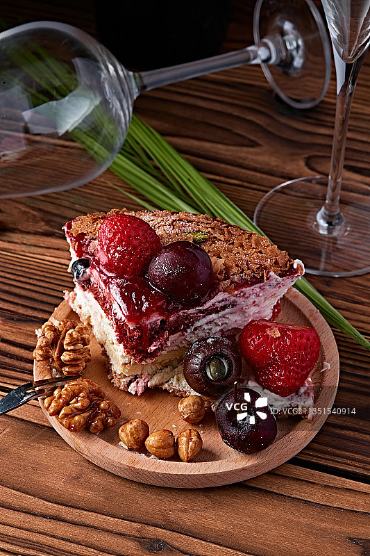 鲜水果点缀的鲜奶慕斯草莓烤坚果生日蛋糕图片素材