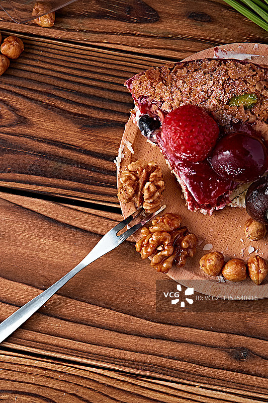 鲜水果点缀的鲜奶慕斯草莓烤坚果生日蛋糕图片素材